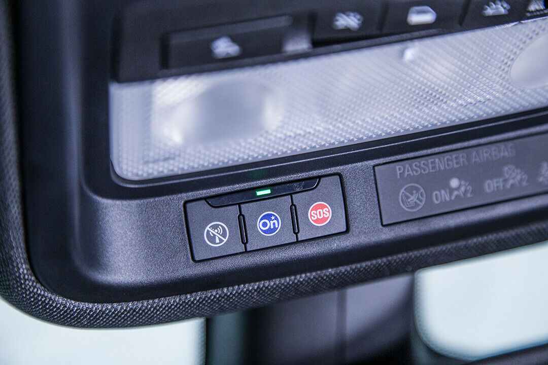 Die Onstar-Steuerung am Dachhimmel des Astra K