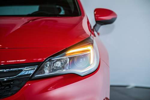 Das LED-Tagfahrlicht wird im Betrieb durch Farbwechsel zum Blinker. Die LED-Matrix-Lichtanlage kostet 1.150 Euro Aufpreis