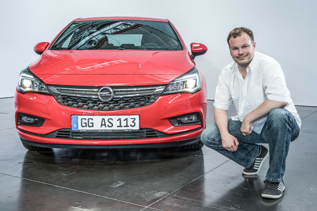 MOTOR-TALK-Redakteur Björn Tolksdorf mit dem neuen Astra