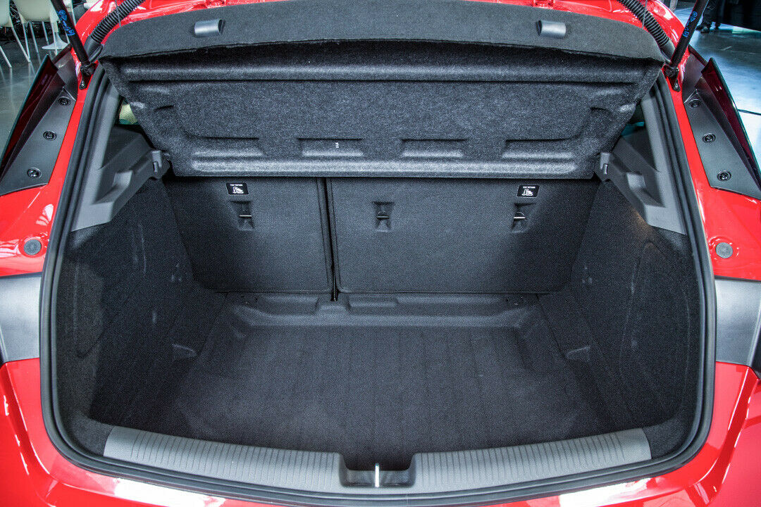 Opel Astra K: In der Vorserie wirkt der Kofferraum noch etwas nackt, es fehlt der vorgesehene variable Zwischenboden. Der Kofferraum fasst nach VDA 370 Liter