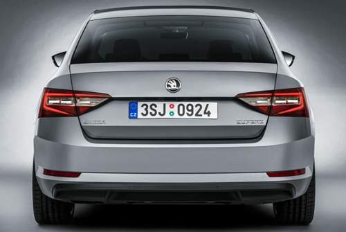 Über Design kann man viel schreiben. Dieses Heck wirkt, vor allem im Vergleich zum Vorgänger