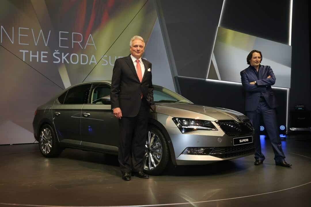 Skoda-Boss Winfried Vahland und Skoda-Design-Chef Jozef Kaba? neben dem neuen Superb