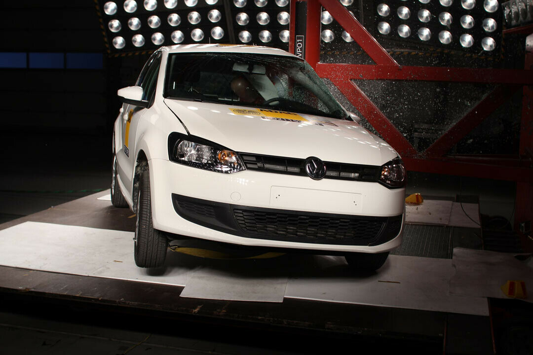 Für den Crashtest nahm der ADAC einen VW Polo. Der Kleinwagen wird sowohl mit Thorax-Kopf-Airbag, als auch mit  Curtain-Airbag angeboten