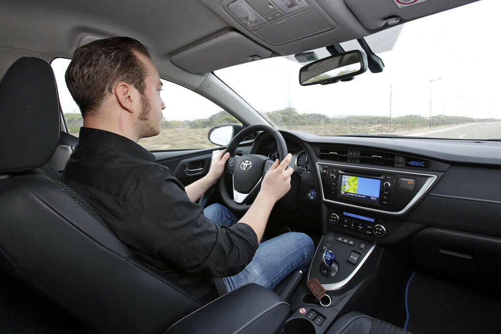 Wer den Hybrid fährt, muss keine Abstriche machen. Auch nicht bei der Fahrdynamik.