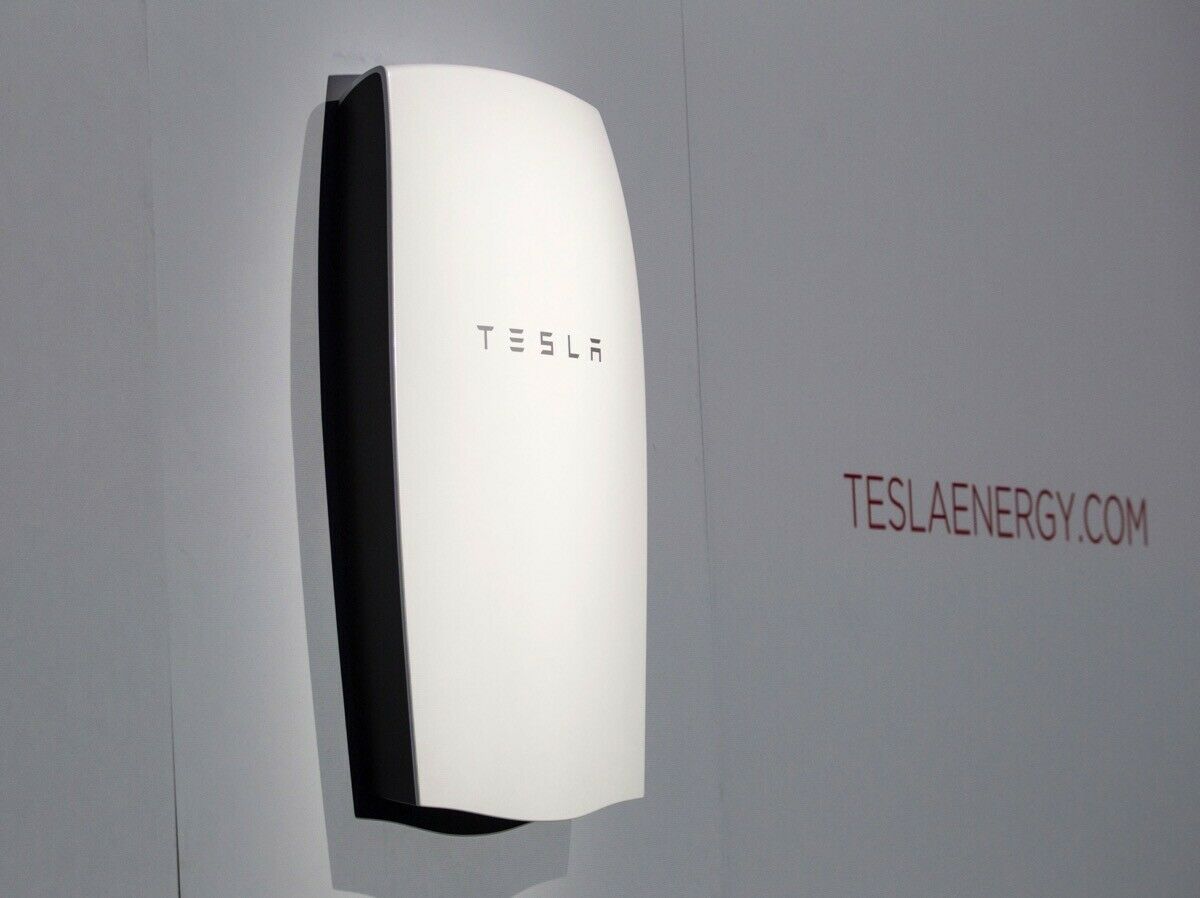 Die Powerwall von Tesla kostet aktuell 3000 Dollar. In Deutschland kooperiert Tesla mit dem Öko-Stromanbieter Lichtblick