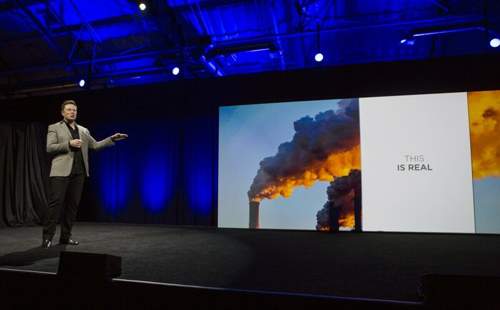 Tesla-Boss Elon Musk bei der Präsentation der Powerwall. Der Stromspeicher soll helfen, die Stromversorgung künftig ökologischer und günstiger zu gestalten