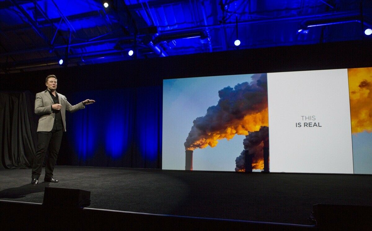 Tesla-Boss Elon Musk bei der Präsentation der Powerwall. Der Stromspeicher soll helfen, die Stromversorgung künftig ökologischer und günstiger zu gestalten