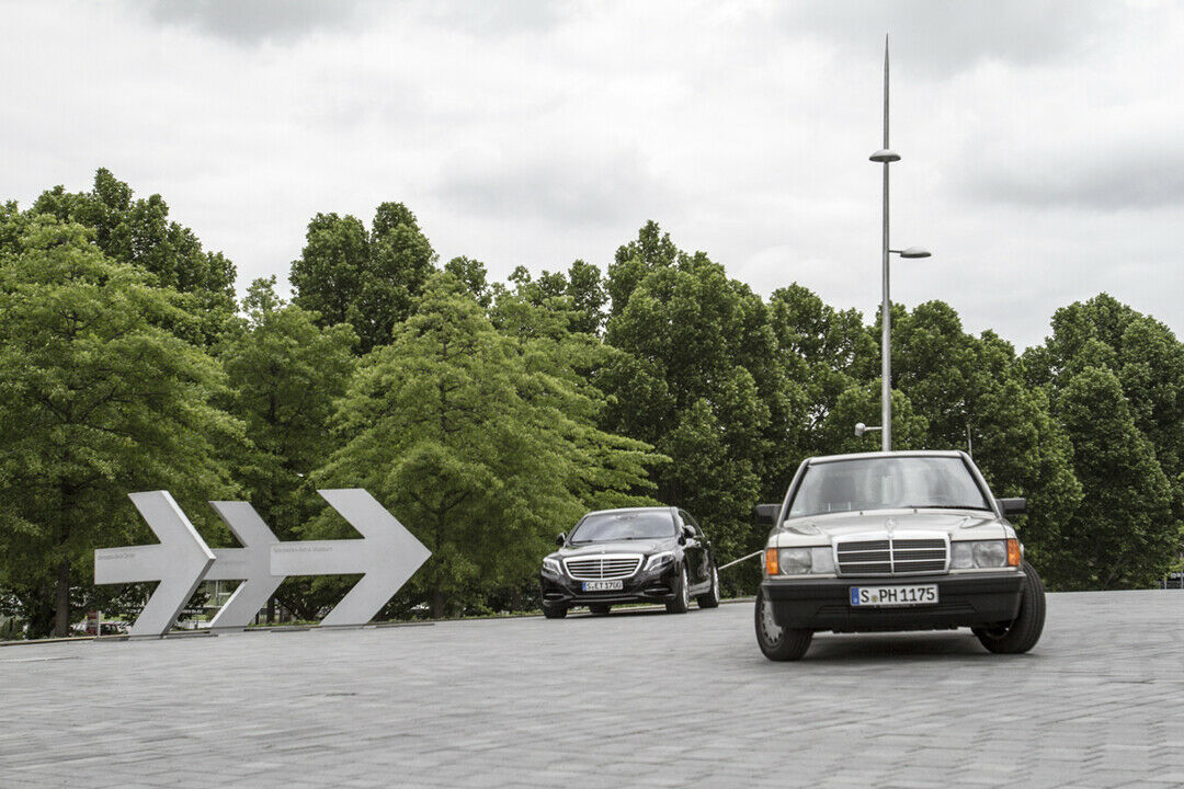 Vor dem Mercedes-Benz-Museum in Stuttgart: Der Mercedes 190 E neben einer neuen S-Klasse