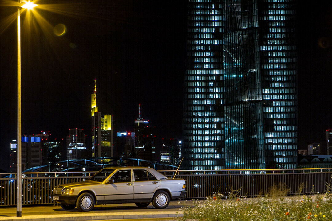 Moderne trifft Klassiker: Skyline Frankfurt am Main mit Neubau der EZB im Vordergrund und der kleine Benz