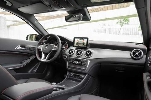 Im Cockpit warten für Kenner der kompakten Mercedes-Linie keine Überraschungen
