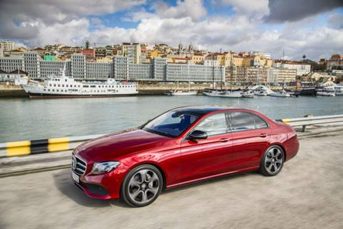 In der Mercedes E-Klasse wird der Fahrer auf Wunsch vom Assistenzsystem "Drive Pilot" unterstützt