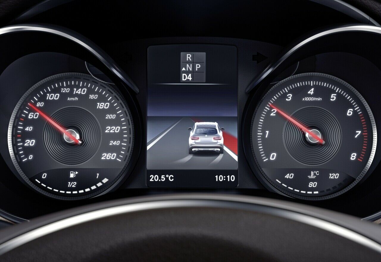 Spurhalteassistent und der adaptiver Tempomat (ACC) gehören zu den Tricks, die viele moderne Autos beherrschen. Doch sie beherrschen sie unterschiedlich gut. Die US-Organisation IIHS verglich BMW 5er, Volvo S90, Tesla Model 3 und S sowie Mercedes E-Klasse