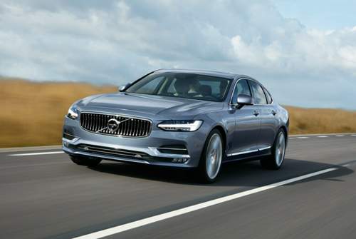 Beim Volvo S90 kann Bremsen und Lenken mitunter an das "Pilot Assist"-Programm delegiert werden