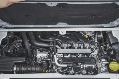 Der Dreizylindermotor unter dem Kofferraumboden heizt diesen Boden bei der Fahrt leider etwas auf
