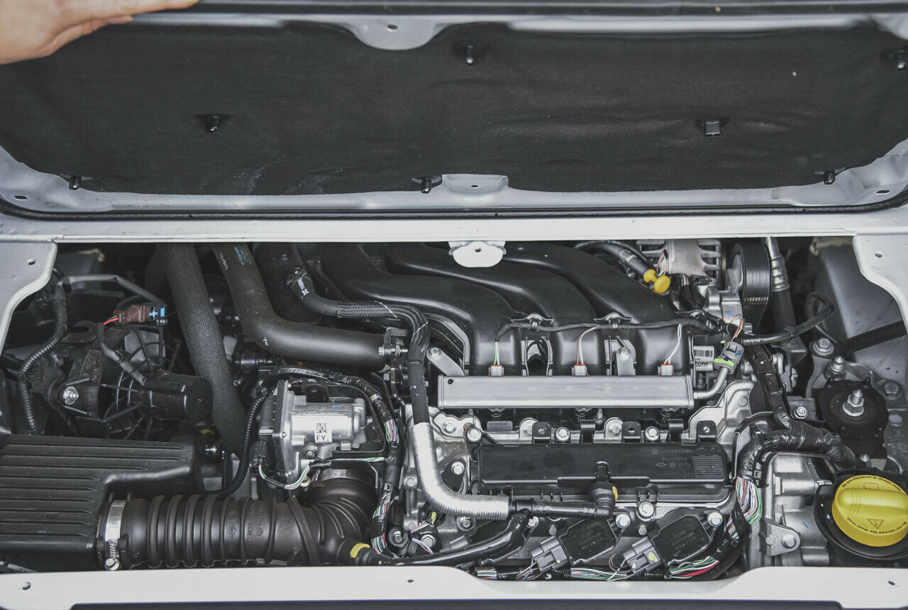 Der Dreizylindermotor unter dem Kofferraumboden heizt diesen Boden bei der Fahrt leider etwas auf