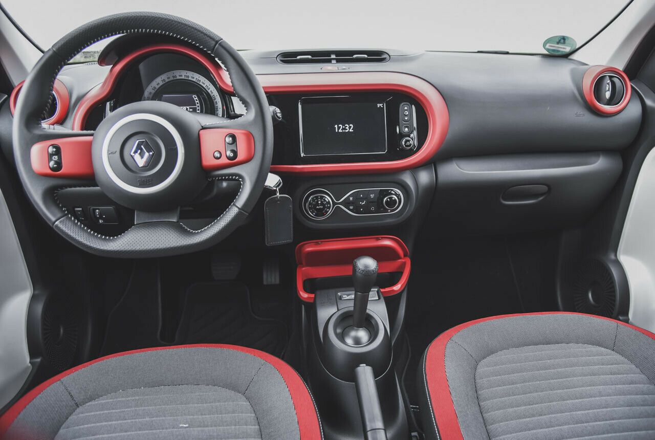 Hübsch, bunt und durchaus hochwertig: das Cockpit überrascht angenehm in der kleinsten Klasse