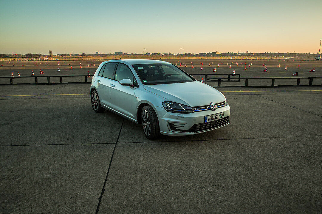 Der Golf GTE auf dem stillgelegten Flughafen in Berlin-Tempelhof