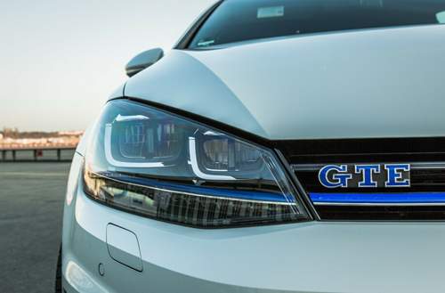 Wo sich der GTI rot ziert, trägt der GTE blau
