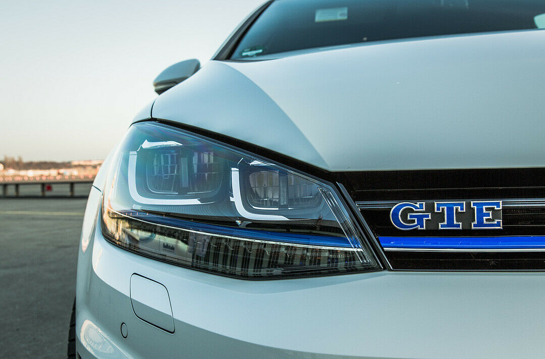 Wo sich der GTI rot ziert, trägt der GTE blau