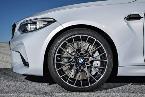 Optional bremst der M2 Competition auf 400 Millimeter messenden speziellen M-Bremsen