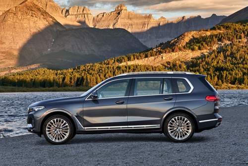 Der Radstand des BMW X7 beträgt 3,105 Meter, die Dachlinie macht deutlich: Auch in Reihe drei sollen sich Passagiere nicht den Kopf stoßen