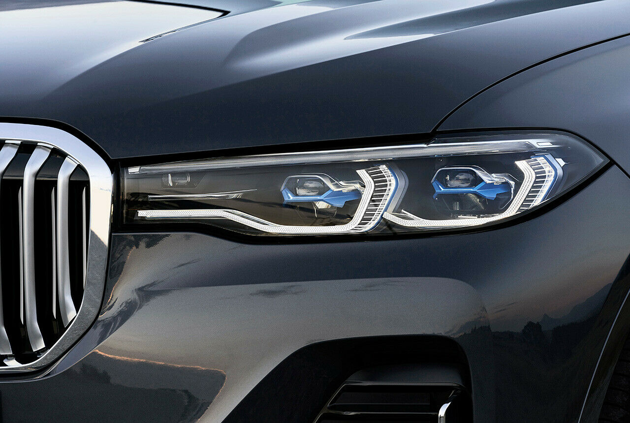 Der BMW X7 leuchtet serienmäßig mit adaptiven LED-Scheinwerfern, optional gibt es dazu Laserlicht mit bis zu 600 Metern Reichweite