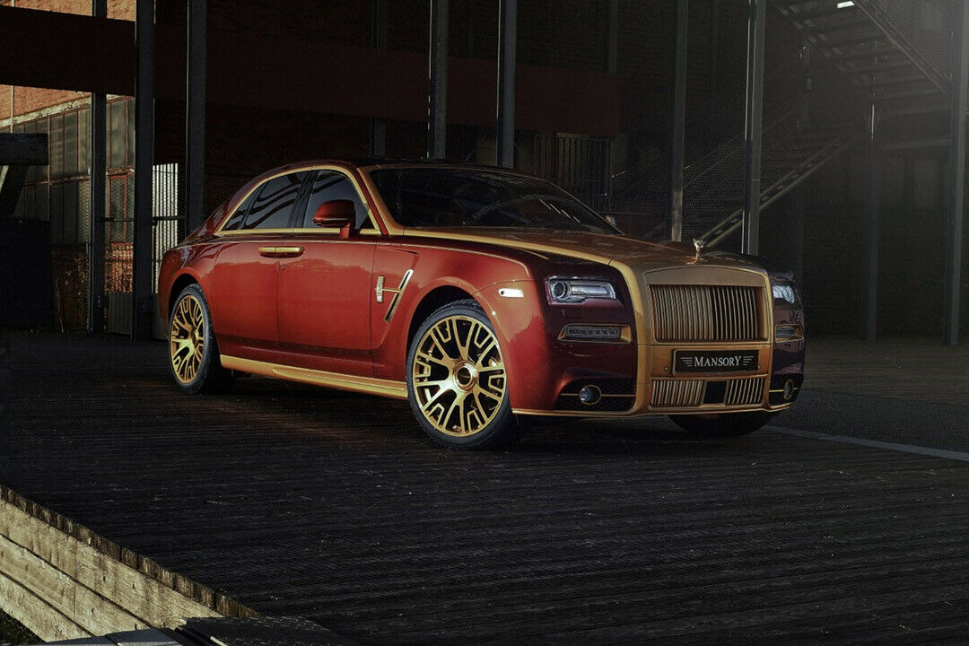 Neben den neu gestalteten Seitenschwellern und verbreiterten Carbon-Kotflügeln bekommt auch die Front des Rolls Royce Ghost eine neue Schürze mit größeren Lufteinlässen