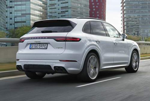 Ab 89.822 Euro und ab sofort mit optionalem Head-up-Display. Letzteres gilt für die gesamte Cayenne-Baureihe