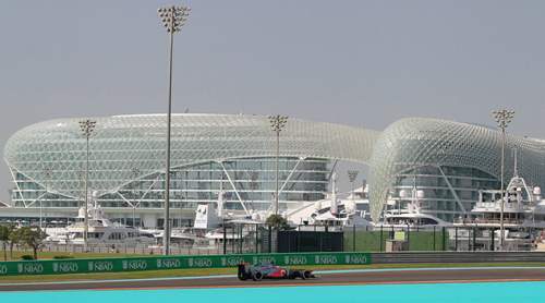 Jenson Button vom Rennstall McLaren Mercedes bei einer Runde auf dem Yas Marina Circuit in Abu Dhabi