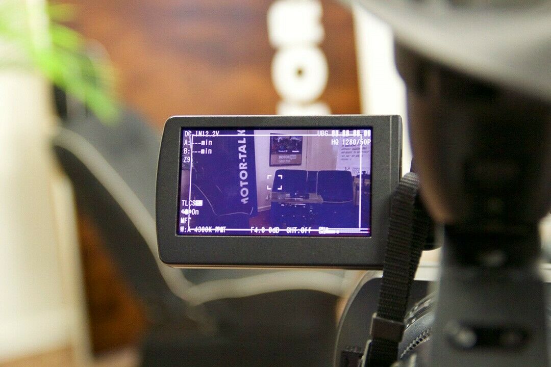 Gleich geht es los: Die Vorbereitungen für den Videochat laufen