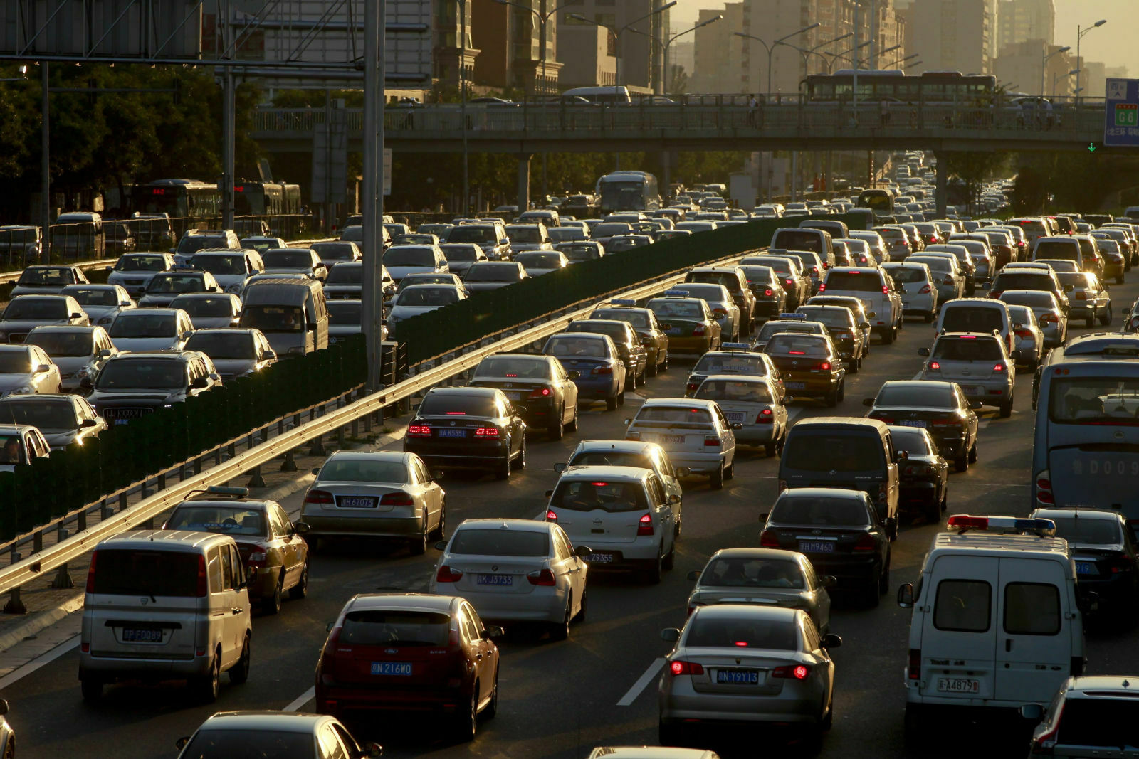 Allein im August wurden in China halb so viele Autos verkauft wie in einem gesamten Jahr in Deutschland. Dabei scheinen Autos in den Metropolen eigentlich keine Mangelware zu sein (unser Foto zeigt den morgendlichen Verkehr in Peking)