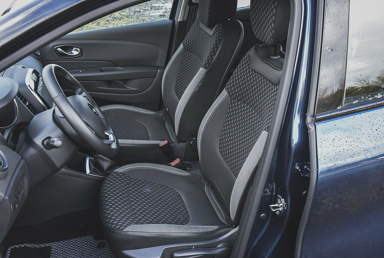 Die Sitze des Captur sind ordentlich gepolstert, bieten aber wenig Seitenhalt