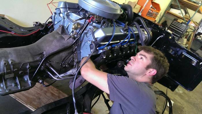 Unter die Haube kommt ein 7,7-Liter-V8 und das Original-Automatik-Getriebe