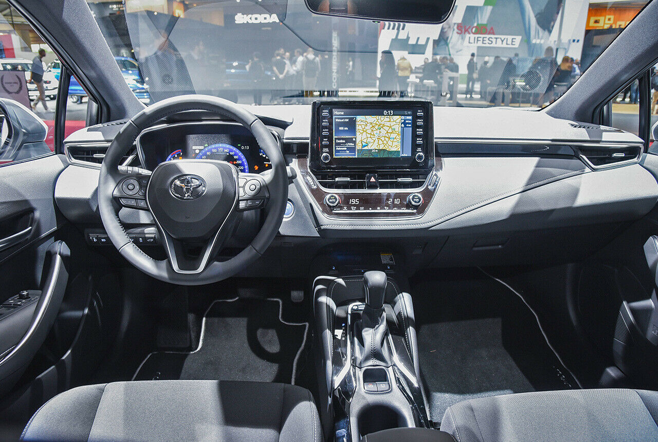 Toyota Corolla Touring Sports (2019): Das Cockpit wird modern und ergonomisch, aber etwas nüchtern