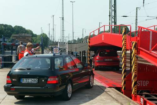 Einparken auf dem Transportwaggon: Wer sein Auto abgestellt hatte, konnte im Passagierwagen Platz nehmen und kam staufrei in seinem Urlaubsland an