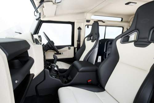 Der Land Rover Defender V8 kommt mit Recaro-Sportsitzen und Windsorleder an Armaturenbrett und Türverkleidungen