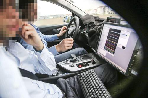 Großes Touchpad, bekanntes Lenkrad: Der teilweise verhangene Innenraum des neuen Q7