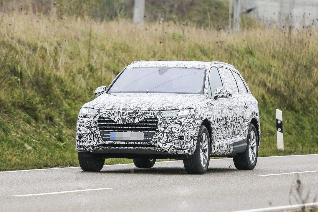 Erwischt: Noch fährt der neue Audi Q7 mit Tarnfolie auf der Karosserie. Im Januar parkt er ungetarnt in Detroit