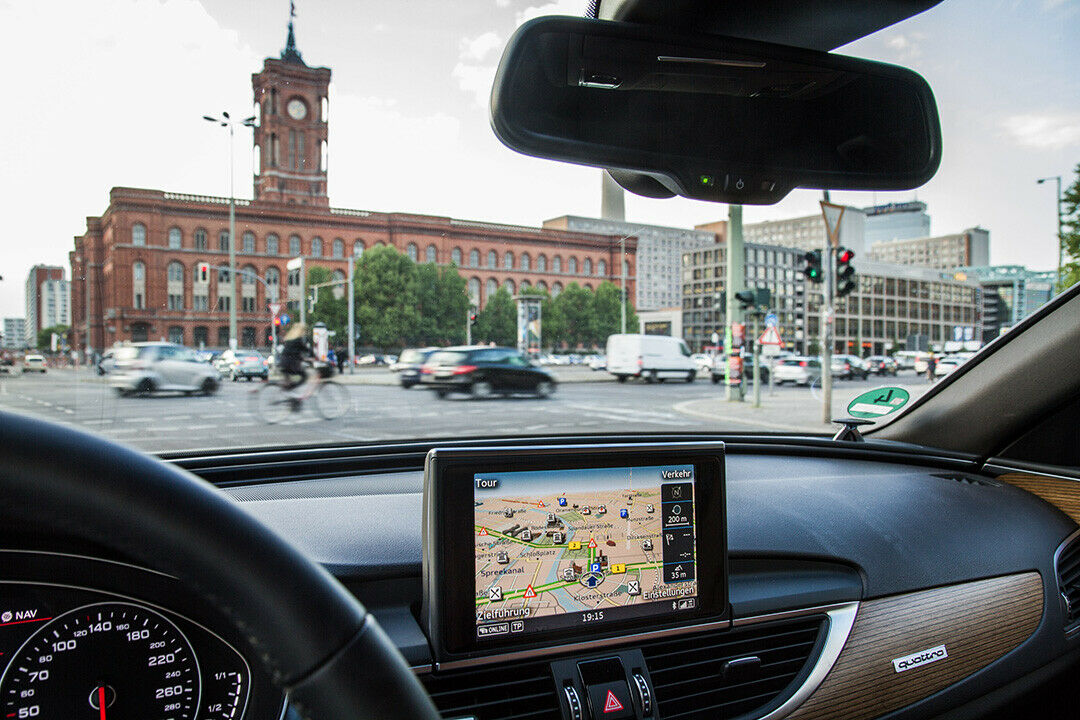 Im Stadtverkehr schwimmt der Audi zügig und verhältnismäßig sparsam mit