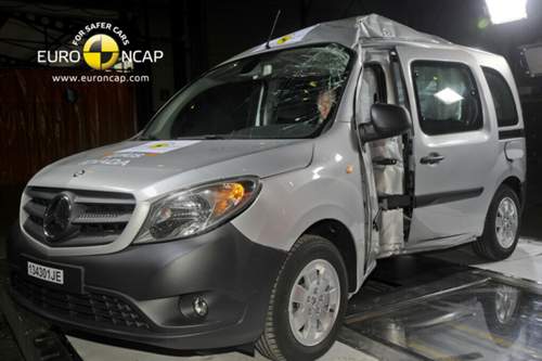 Der Mercedes Citan ist jetzt sicherer als bislang und trägt jetzt vier statt drei Sterne (ohne den an der Front)