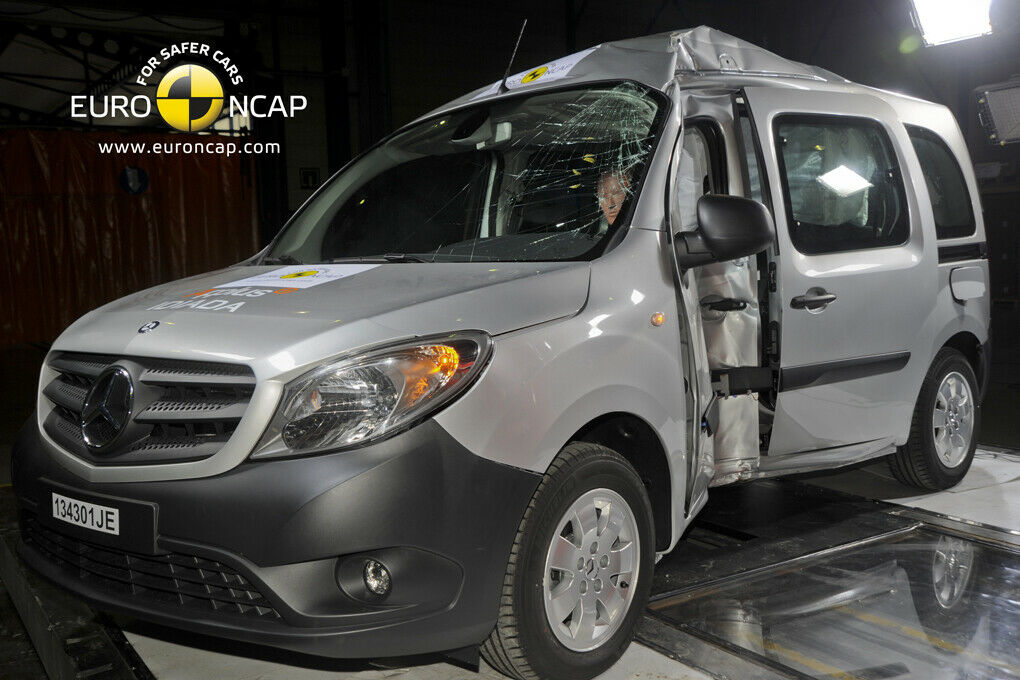 Der Mercedes Citan ist jetzt sicherer als bislang und trägt jetzt vier statt drei Sterne (ohne den an der Front)
