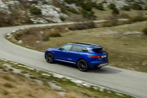 Der Jaguar F-Pace kann Dank des adaptiven Fahwerks auch Kurven ohne viel Seitenneigung absolvieren