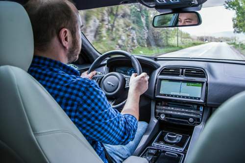 MOTOR-TALK Redakteur Philipp Monse am Steuer des Jaguar F-Pace