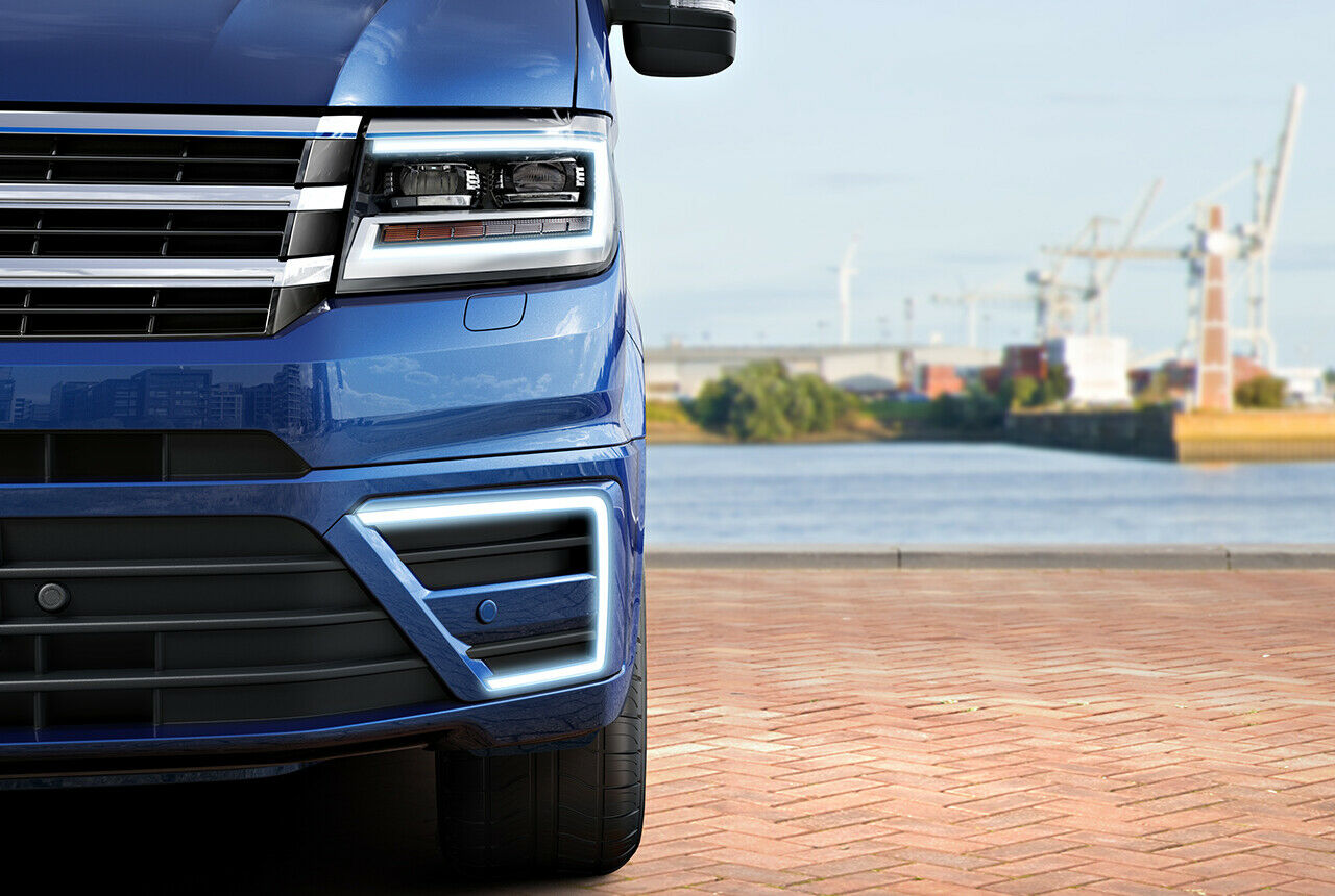 Der e-Crafter wird wie alle Elektro-VW durch blaue Akzente an Kühlergrill und Scheinwerfern gekennzeichnet