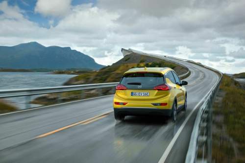 Fürs Foto fuhr Opel den Ampera-e bereits durch Norwegen. Ab dem Frühjahr werden die ersten Fahrzeuge ausgeliefert