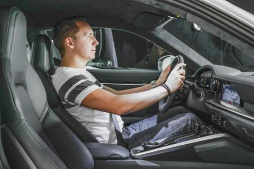 Sitzprobe im Porsche 911: Beinahe identische Innenraummaße, perfekte Sitzposition, digitales Cockpit. Dass man einen halben Zentimeter tiefer sitzt, merkt man nicht