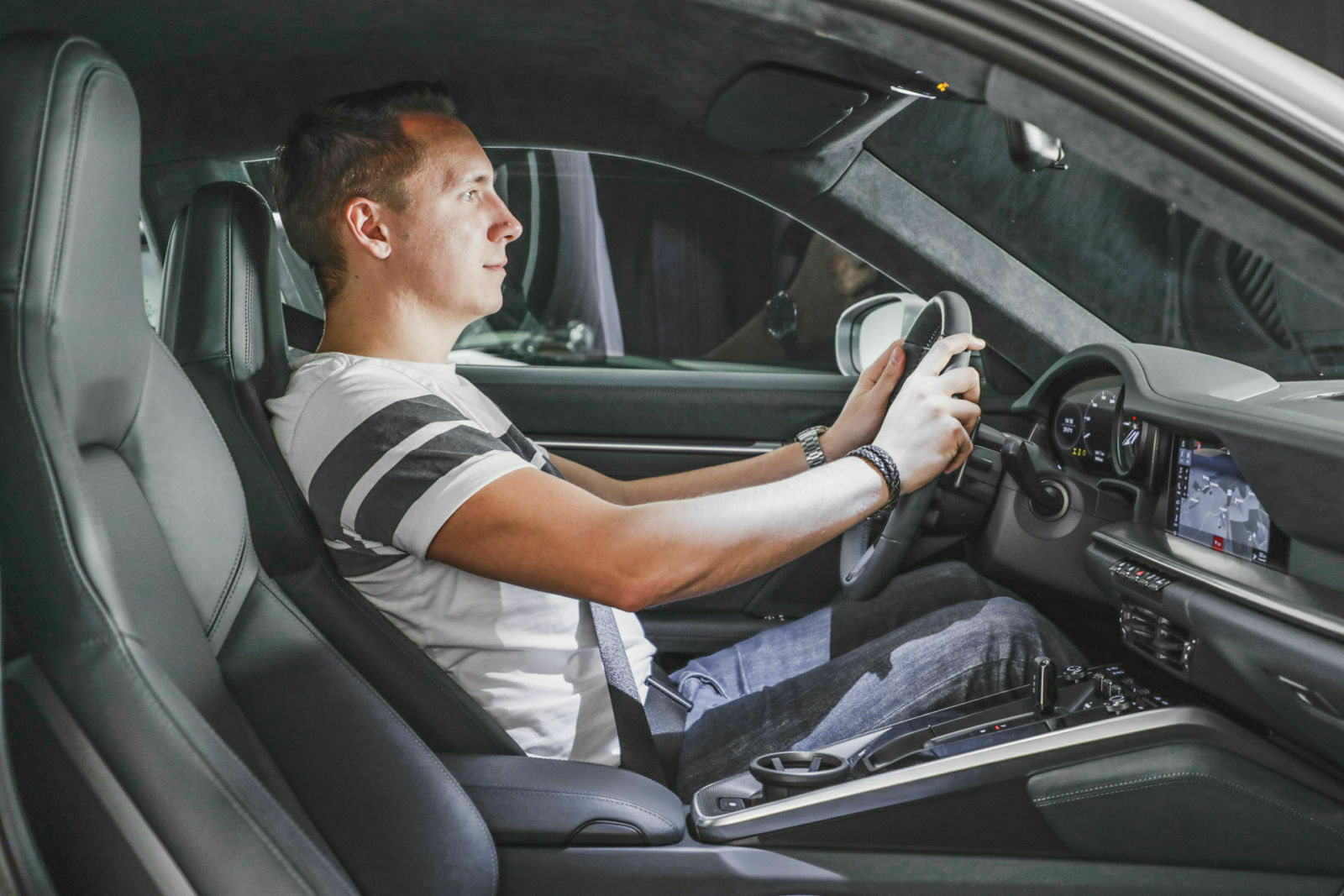 Sitzprobe im Porsche 911: Beinahe identische Innenraummaße, perfekte Sitzposition, digitales Cockpit. Dass man einen halben Zentimeter tiefer sitzt, merkt man nicht