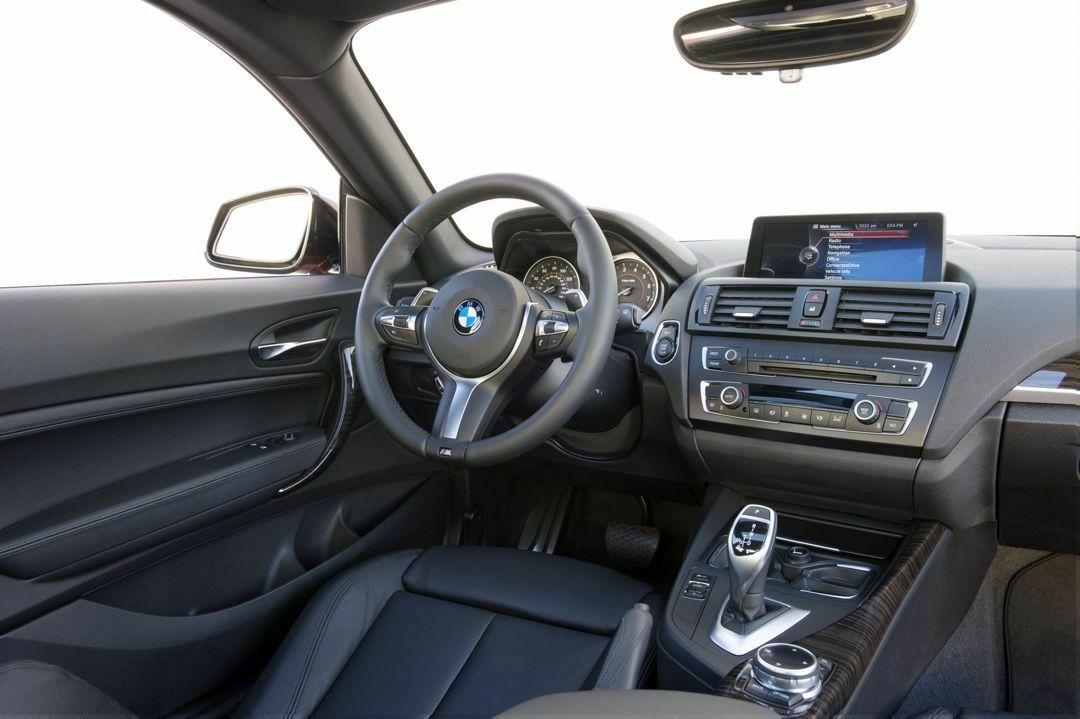 Im Cockpit bleibt beim neuen 2er alles beim Alten