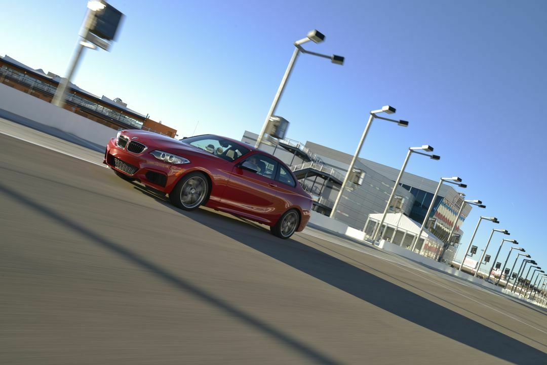 Der M235i beschleunigt in 4,8 Sekunden auf 100 km/h. Der letzte M3 konnte das kaum schneller