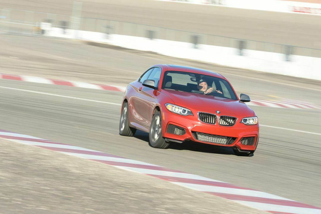 Das Topmodell M235i im Drift. Die Querfahrt geht leicht von der Hand